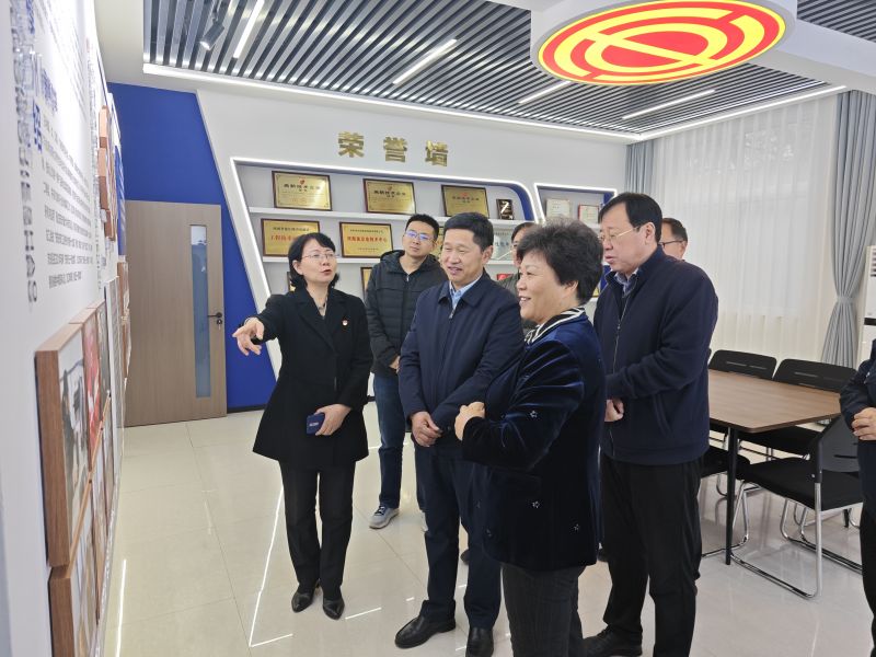 超棒影院第一级2025年04月19日上午 安阳市人大常委会副主任、市总工会党组书记、主席夏军一行莅临华阳电磁铁参观调研；对公司2023年全国五一劳动奖章获得者汪利娜慰问，并听取劳模工作室相关情况汇报